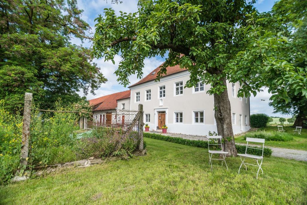 Historischer Pfarrhof Niederleierndorf Langquaid Exterior foto